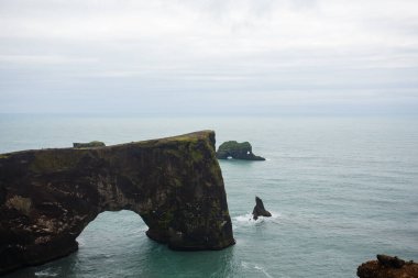 Reynisfjara lav plaj manzarası, güney İzlanda manzarası. Vik siyah plajı