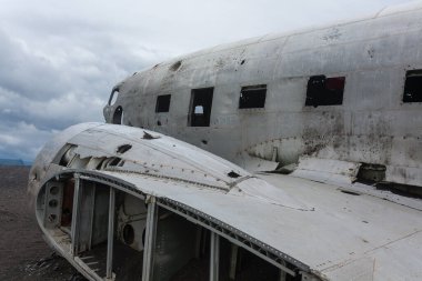 Solheimasandur uçak enkazı görüntüsü. Güney İzlanda simgesi. Sahilde terk edilmiş bir uçak.