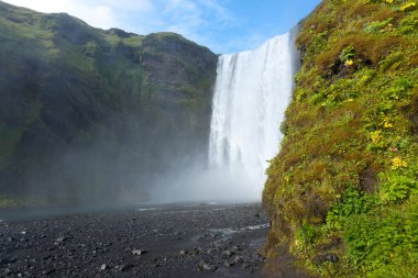 Skogafoss yaz sezonunda İzlanda 'ya düşer. İzlanda manzarası.