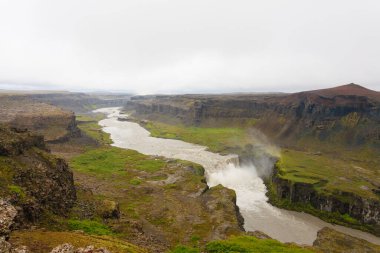 Hafragilsfoss yaz sezonu görünümünde, İzlanda düşüyor. İzlanda manzara.