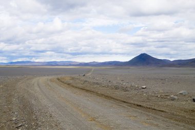 İzlanda 'nın orta dağları boyunca uzanan toprak yol. İzlanda manzarası. Yol F907