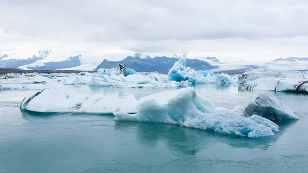 Παγωμένη Λίμνη Jokulsarlon Ισλανδία Παγόβουνα Επιπλέουν Στο Νερό Ισλανδικό Τοπίο — Φωτογραφία Αρχείου