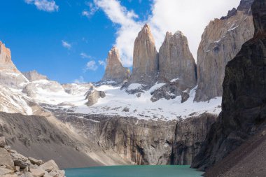 Torres del Paine zirvesi, Şili. Las Torres üssü bakış açısı. Şili Patagonya manzarası.