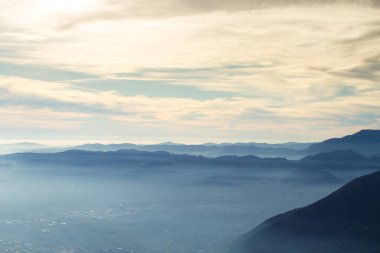 Sisli düzlüklerde bulutlu bir gökyüzü. Gökyüzü arkaplanı
