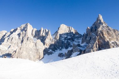 Dolomitler manzaranın zirvesindedir. San Martino di Castrozza, İtalya. Cimon della Pala tepesi
