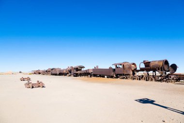 Uyuni, Bolivya 'dan mezarlık trenleri manzaralı. Bolivya simgesi. Terk edilmiş lokomotifler