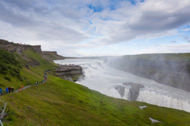 Gullfoss yaz sezonunda İzlanda 'ya düşer. İzlanda manzarası.