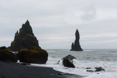 Reynisfjara lav plaj manzarası, güney İzlanda manzarası. Vik siyah plajı