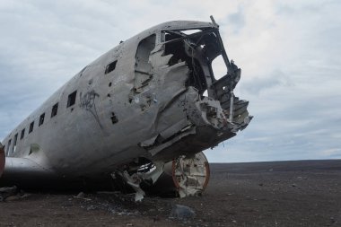 Solheimasandur uçak enkazı görüntüsü. Güney İzlanda simgesi. Sahilde terk edilmiş bir uçak.
