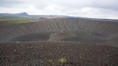Hverfell Caldera yanardağ tepesi manzarası. Hverfjall, İzlanda simgesi
