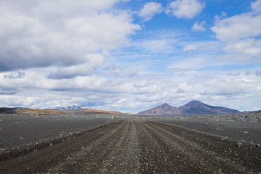 İzlanda 'nın orta dağları boyunca uzanan toprak yol. İzlanda manzarası. Yol F907