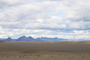 İzlanda 'nın orta dağları boyunca ıssız bir arazi. İzlanda Panoraması. Yol F907