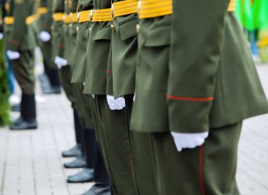 Üniformalı askerler sıraya girsin..