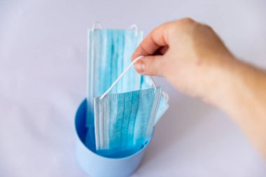 Koruyucu tıbbi maskeleri çöpe atmak. Tıbbi atık toplama ve işleme.