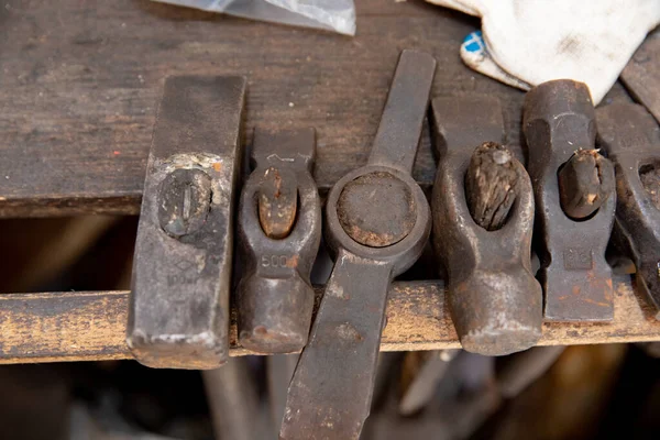 Martillo Defectuoso Mano Del Hombre Astillado Destrucción Herramienta Violación Las — Foto de Stock