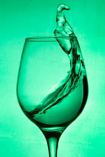 Egy Pohár Bor Egy Csepp Borzöld Víz Zöld Háttérrel Egy — Stock Fotó