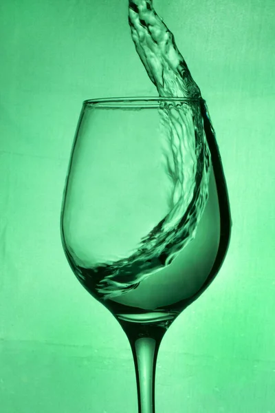 Ett Glas Vin Skvätt Vingrönt Vatten Grön Bakgrund Ett Glas — Stockfoto