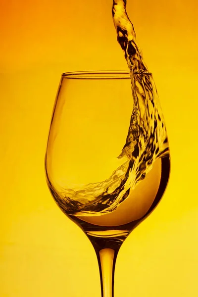 Ett Glas Vin Skvätt Vin Rött Vatten Gul Bakgrund Ett — Stockfoto