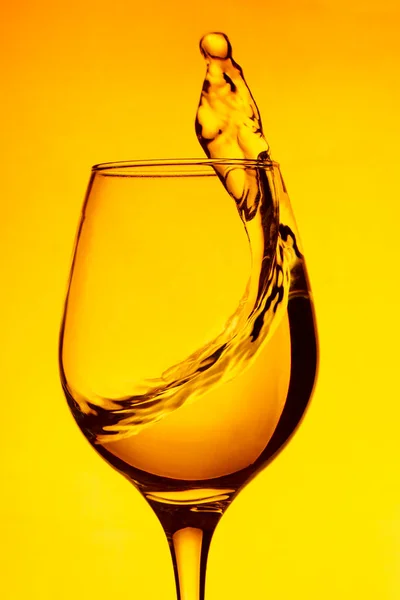 Ett Glas Vin Skvätt Vin Rött Vatten Gul Bakgrund Ett — Stockfoto