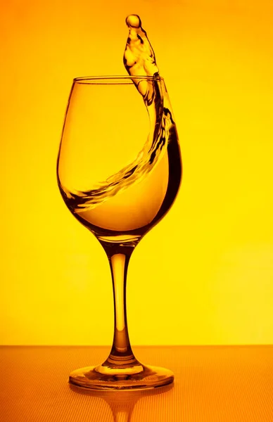 Ένα Ποτήρι Κρασί Μια Σταγόνα Κρασί Κόκκινο Νερό Κίτρινο Φόντο — Φωτογραφία Αρχείου