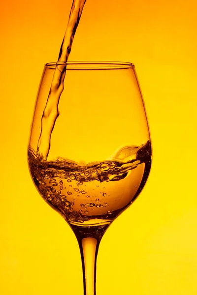 Ett Glas Vin Skvätt Vin Rött Vatten Gul Bakgrund Ett — Stockfoto