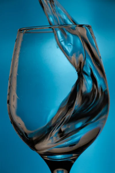 Bicchiere Vino Goccio Acqua Blu Fondo Blu Bicchiere Con Goccio — Foto Stock