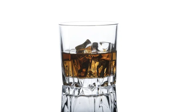 Sklenice Whisky Ledem Izolované Bílém Pozadí — Stock fotografie