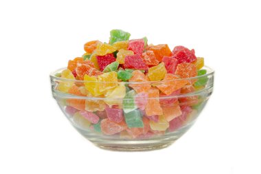 Beyaz arka planda izole edilmiş kurutulmuş ananas dilimleriyle dolu bir kase.