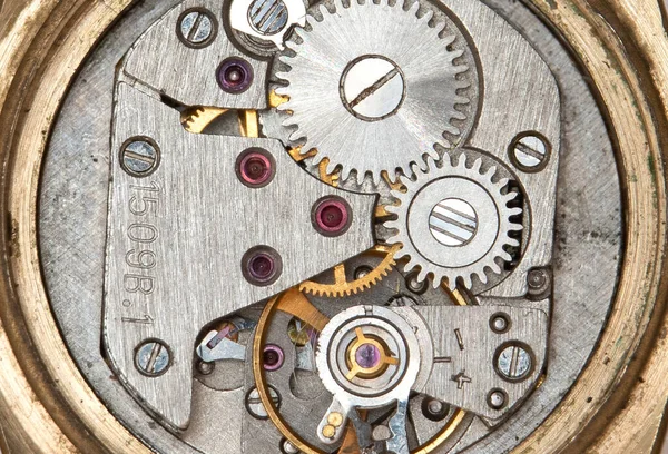 分解状態で古い腕時計機構のマクロ写真 — ストック写真