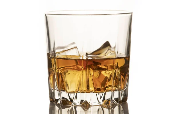 Whisky Sklo Zlatou Whisky Studeným Ledem Izolované Bílém Pozadí — Stock fotografie