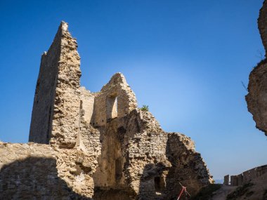 Sulov dağları, Slovakya, Avrupa 'daki Zilina kasabası yakınlarındaki Lietava ortaçağ şatosunun kalıntıları