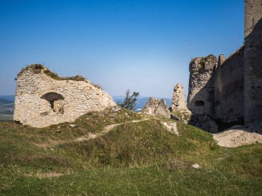 Sulov dağları, Slovakya, Avrupa 'daki Zilina kasabası yakınlarındaki Lietava ortaçağ şatosunun kalıntıları