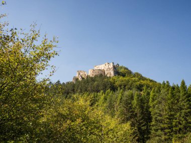 Sulov dağları, Slovakya, Avrupa 'daki Zilina kasabası yakınlarındaki Lietava ortaçağ şatosunun kalıntıları