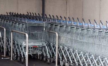 Marketin önünde sıra sıra bekleyen alışveriş arabaları.
