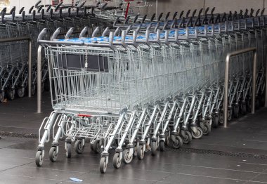 Marketin önünde sıra sıra bekleyen alışveriş arabaları.