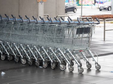 Marketin önünde sıra sıra bekleyen alışveriş arabaları.