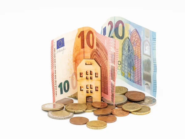 Detail Van Eurogeld Euromunten Eurobankbiljetten Met Houten Huisdecoratie Witte Achtergrond — Stockfoto