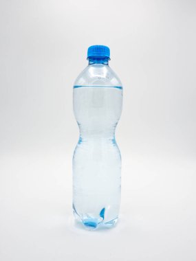 Beyaz arka planda maden suyu olan plastik şişe.