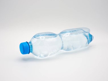 Beyaz arka planda maden suyu olan plastik şişe.