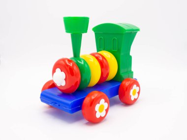 Beyaz arka plandaki küçük çocuklar için renkli oyuncak tren, bebek lokomotif oyuncağı plastikten