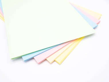 Gökkuşağı renkli kağıda sahip soyut arkaplan, kapat, beyaz arkaplan, pastel renkler