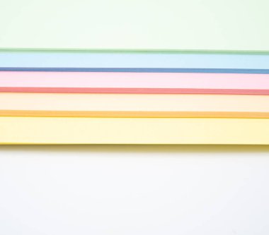 Gökkuşağı renkli kağıda sahip soyut arkaplan, kapat, beyaz arkaplan, pastel renkler