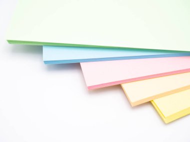 Gökkuşağı renkli kağıda sahip soyut arkaplan, kapat, beyaz arkaplan, pastel renkler