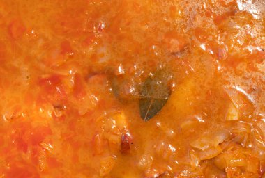 Lahana çorbasını kapat, sosisli ve patatesli geleneksel yemeğin detaylarını.