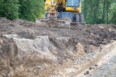 İnşaat alanında toprak kazan sarı kazıcı
