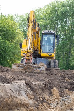 İnşaat alanında toprak kazan sarı kazıcı