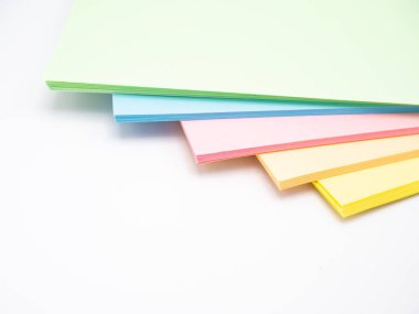 Gökkuşağı renkli kağıda sahip soyut arkaplan, kapat, beyaz arkaplan, pastel renkler