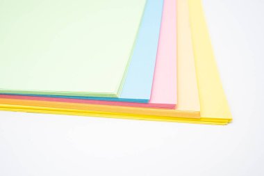 Gökkuşağı renkli kağıda sahip soyut arkaplan, kapat, beyaz arkaplan, pastel renkler