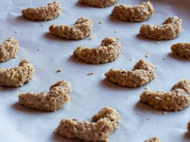 Noel cevizi tatlısı, fırın tepsisinde pişirmeye hazır, fındıklı rulo.