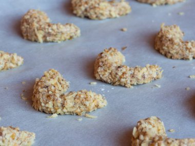 Noel cevizi tatlısı, fırın tepsisinde pişirmeye hazır, fındıklı rulo.